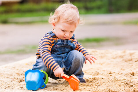 Guide til valg af sandkasse - dreng i sandkasse